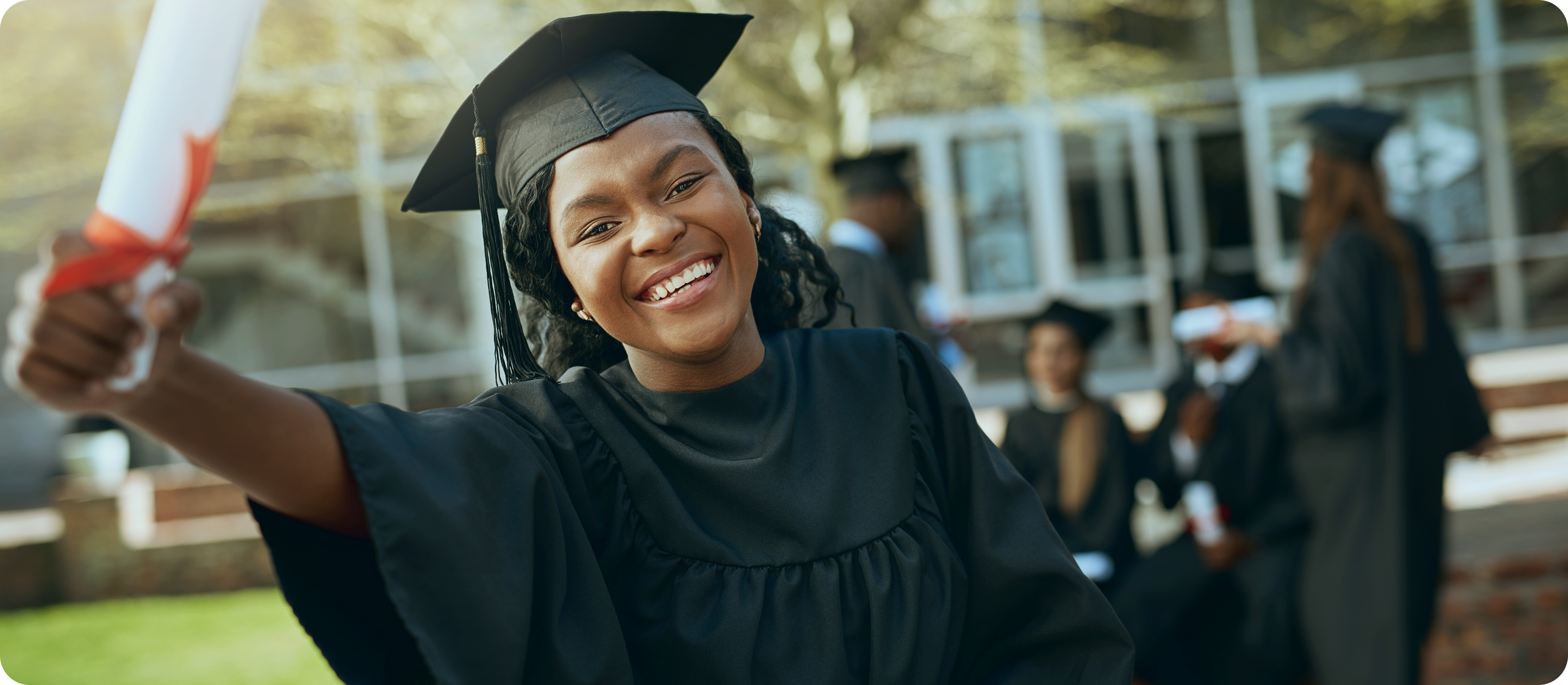 Femme souriante dans une voiture