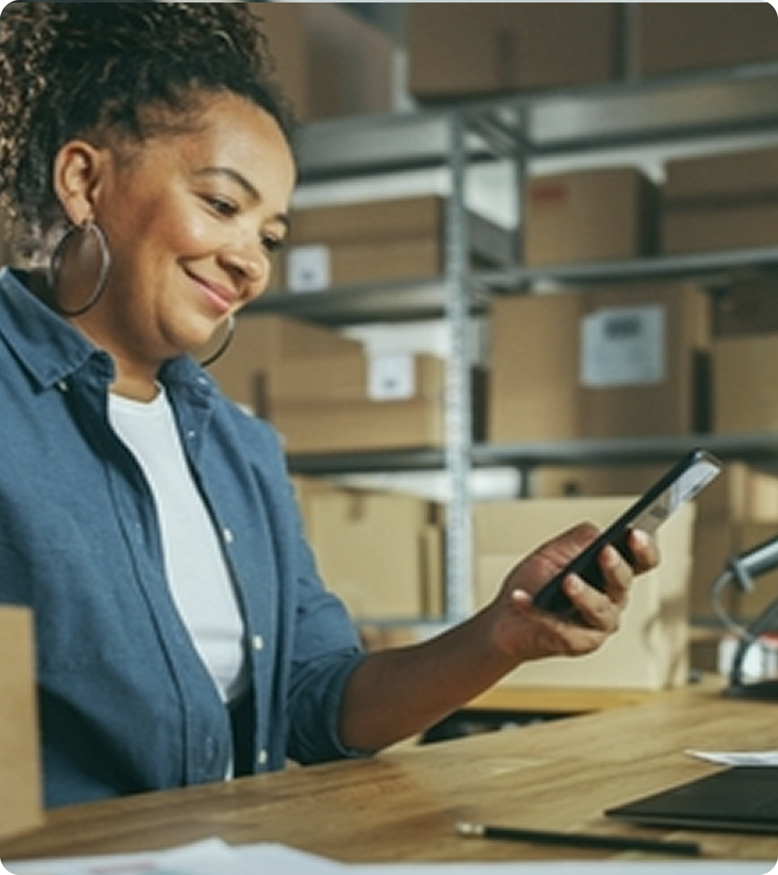 Couple consultant des documents financiers