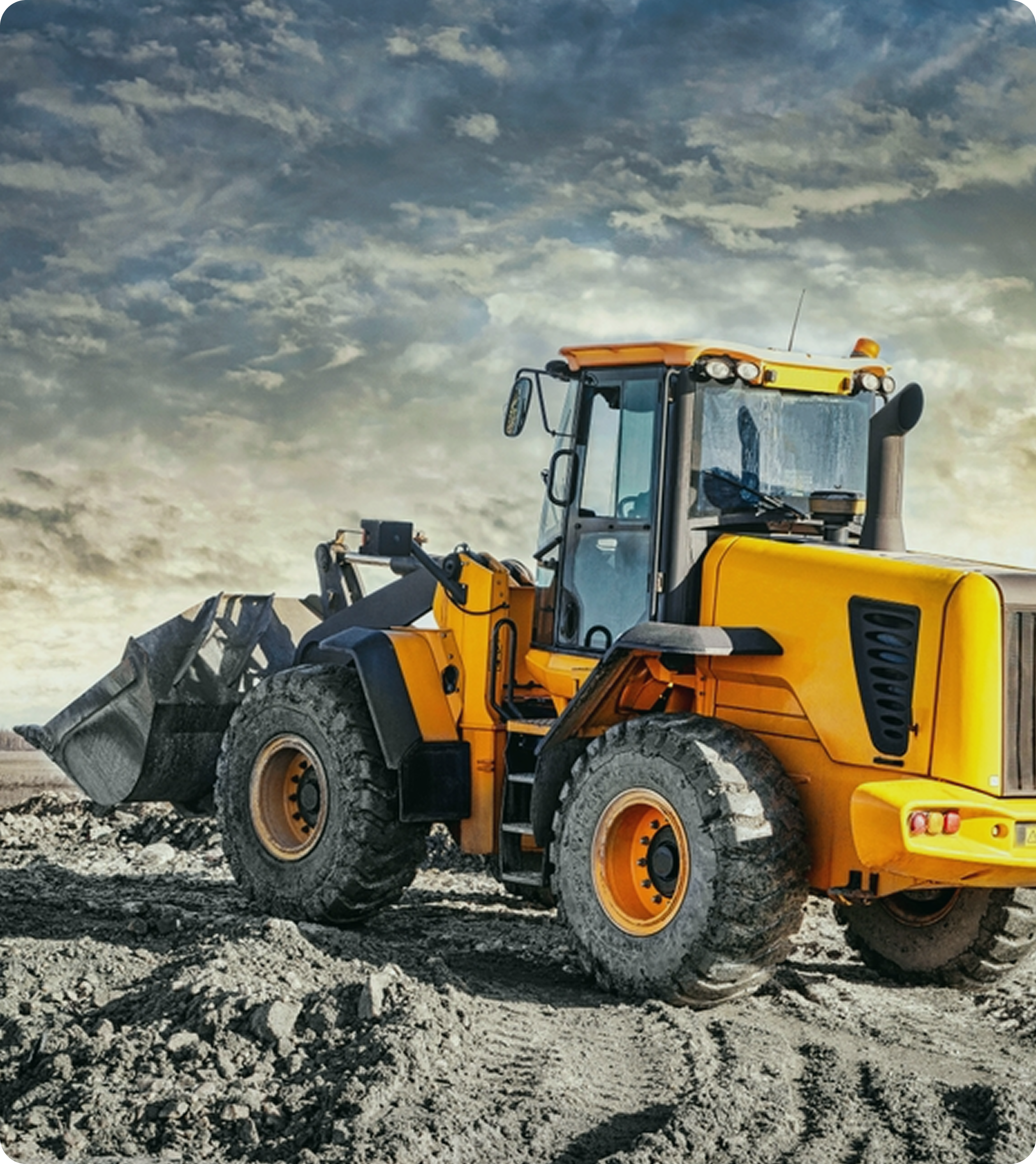 Couple consultant des documents financiers