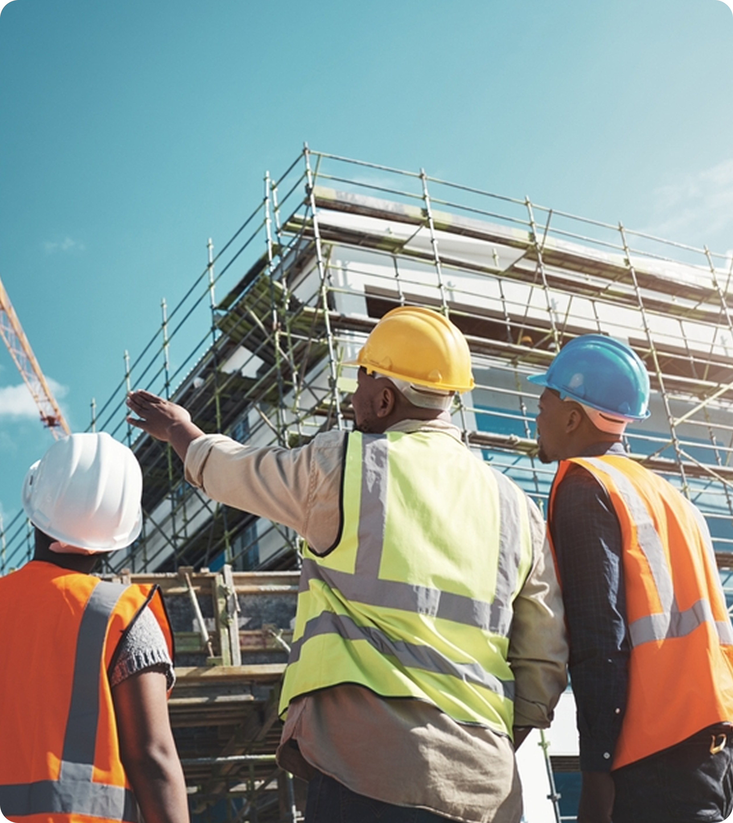 Couple consultant des documents financiers