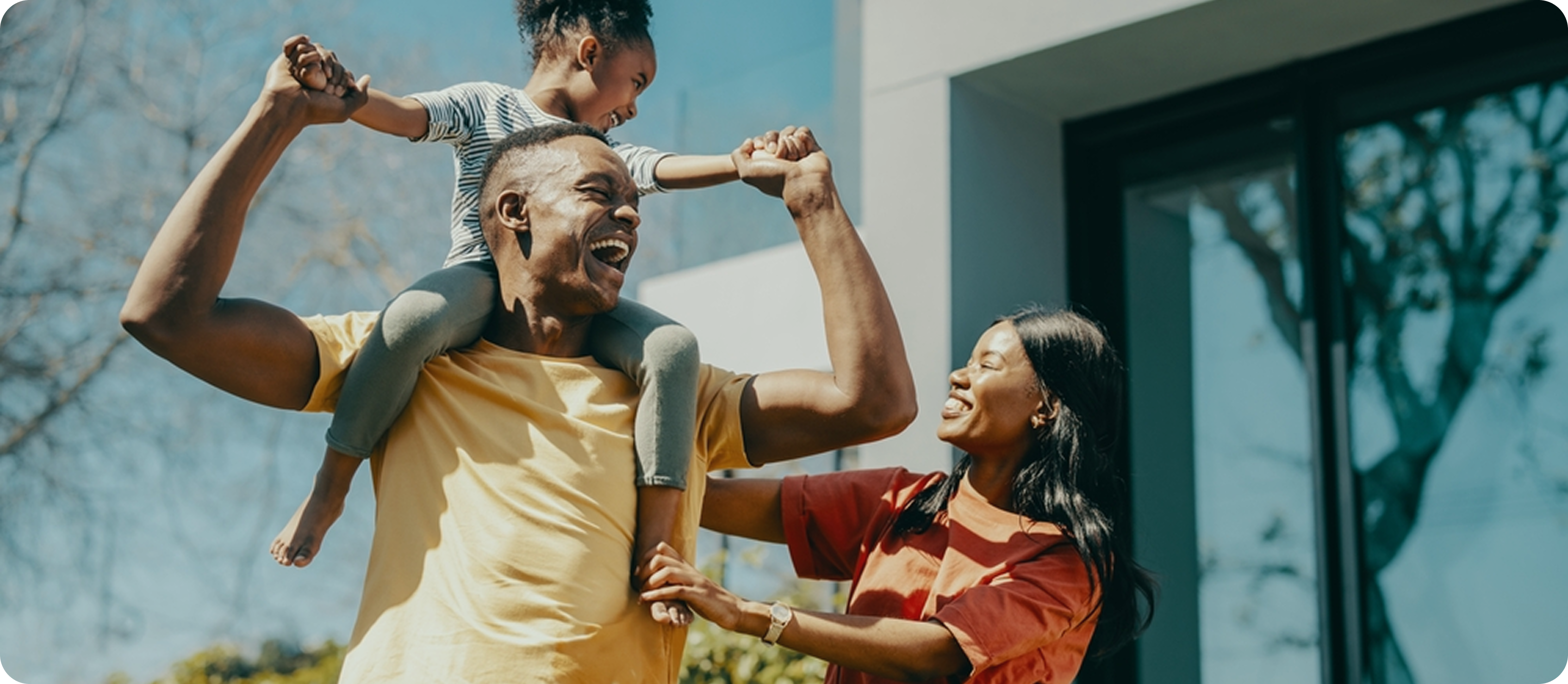 Femme souriante dans une voiture