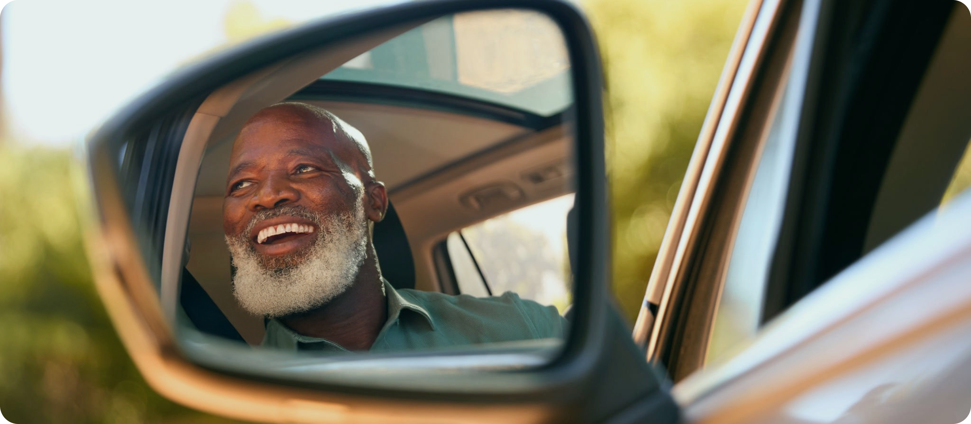 Femme souriante dans une voiture
