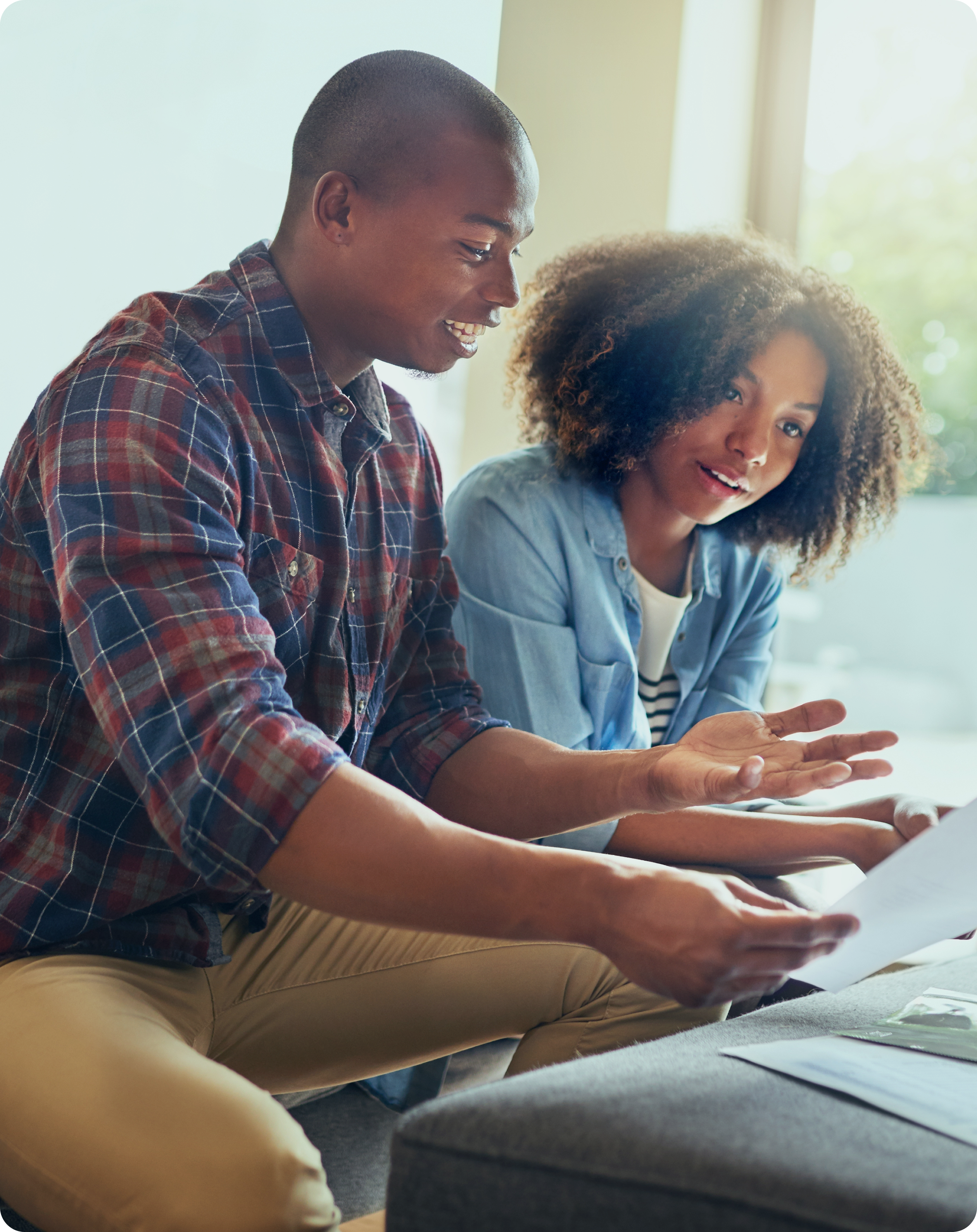 Couple consultant des documents financiers